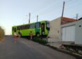 Ônibus desgovernado invade casa após descer ladeira na zona Norte de Teresina