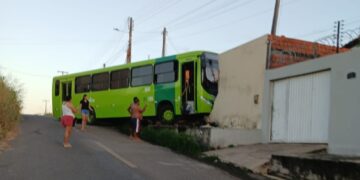 Ônibus desgovernado invade casa após descer ladeira na zona Norte de Teresina