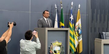 Secretário Fábio Abreu recebe título de cidadão teresinense na Câmara Municipal