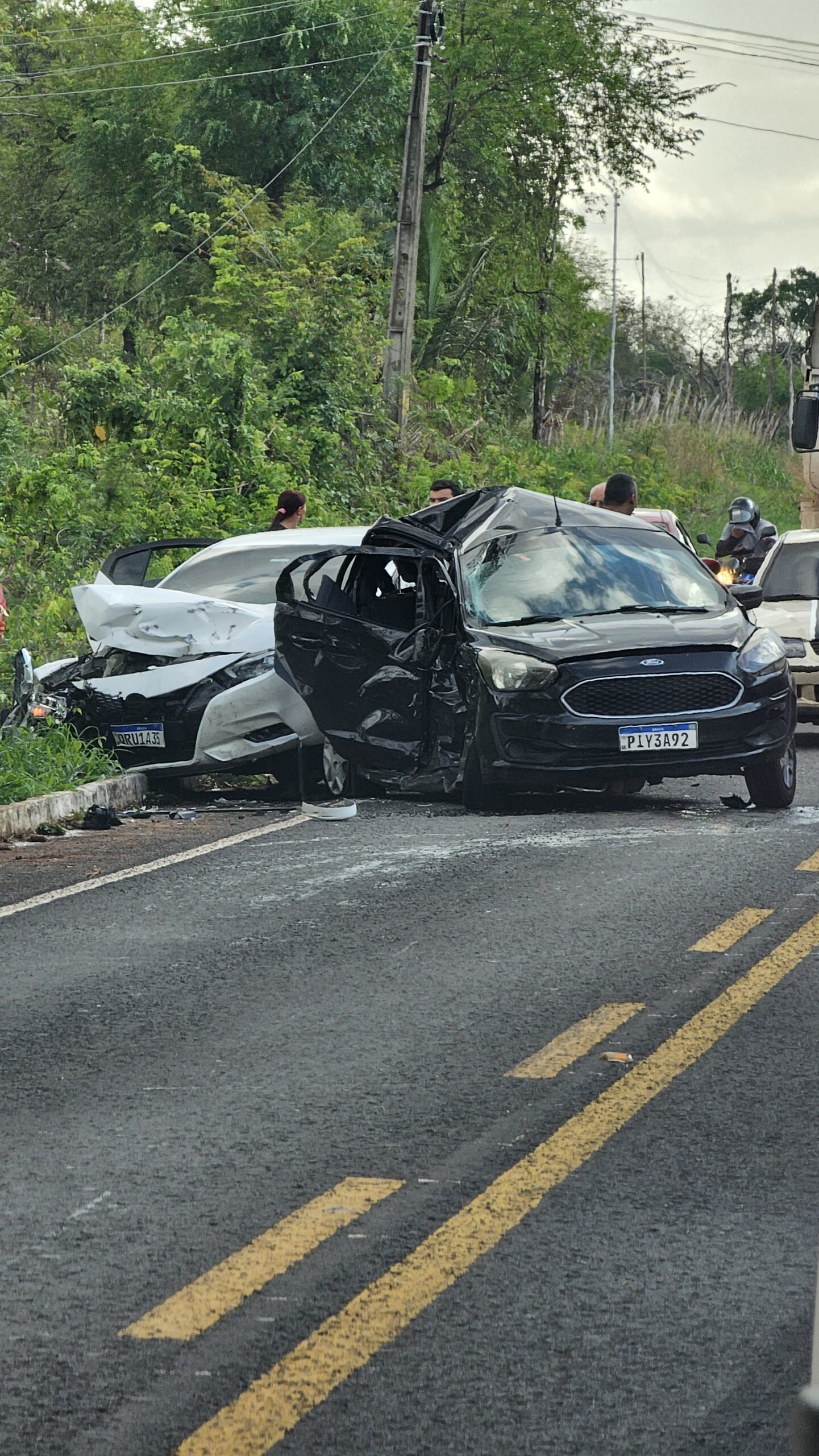Acidente com dois carros deixa vários feridos entre Teresina e José de Freitas