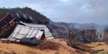 Caminhão com carga de milho tomba e pega fogo na BR-135 em São Gonçalo do Gurgueia