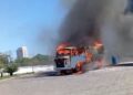Kombi pega fogo próximo a posto de combustíveis na zona Leste de Teresina