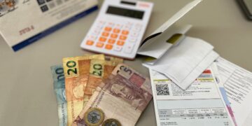 Setembro continua com conta de luz mais cara e bandeira vermelha