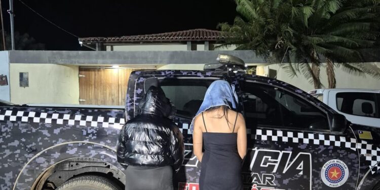 Passageiras de ônibus são presas com arsenal e 62 kg de drogas em Paulistana