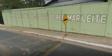 Detentos escalam muro com lençóis e fogem de presídio em Teresina