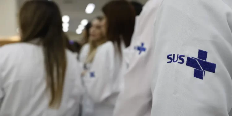 Estudantes de baixa renda de curso de medicina terão ajuda do governo