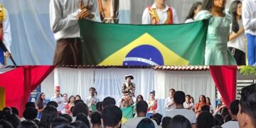 Alunos do Colégio Mérito realizam encenação sobre o Riacho do Ipiranga em homenagem à Independência do Brasil