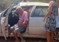 Casal fica ferido após carro cair em riacho na zona rural de José de Freitas