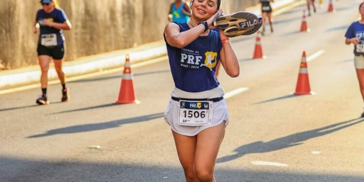 Atleta tira tênis apertado e corre por 4 km descalça na corrida da PRF em Teresina