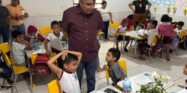 Prefeito Dr. Osaelzim visita escolas da rede municipal em ações do Dia da Árvore