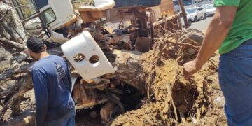 Caçamba tomba e deixa motorista ferido e preso às ferragens na BR-316, em Teresina