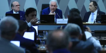 Em votação unânime, CCJ do Senado rejeita PEC da Blindagem