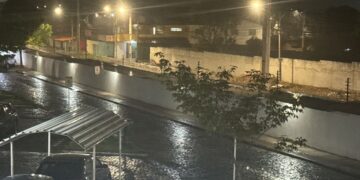 Chuva surpreende teresinenses na noite desta sexta (19), em pleno B-R-O Bró