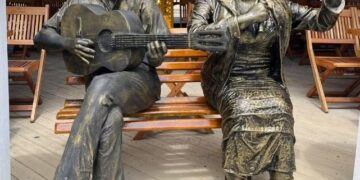 Estátua de Preta Gil é inaugurada em Copacabana ao lado da de Gilberto Gil