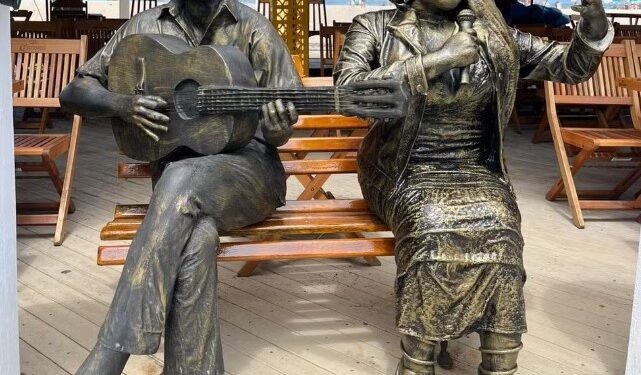 Estátua de Preta Gil é inaugurada em Copacabana ao lado da de Gilberto Gil