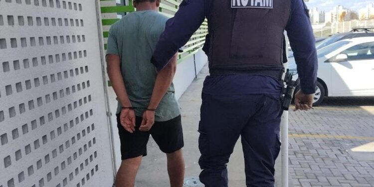 Homem acusado de matar o próprio pai é preso após assediar prima adolescente em José de Freitas