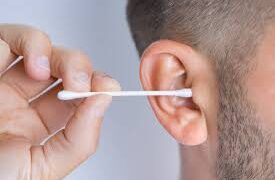Uso de cotonete pode causar problemas auditivos, alerta especialista