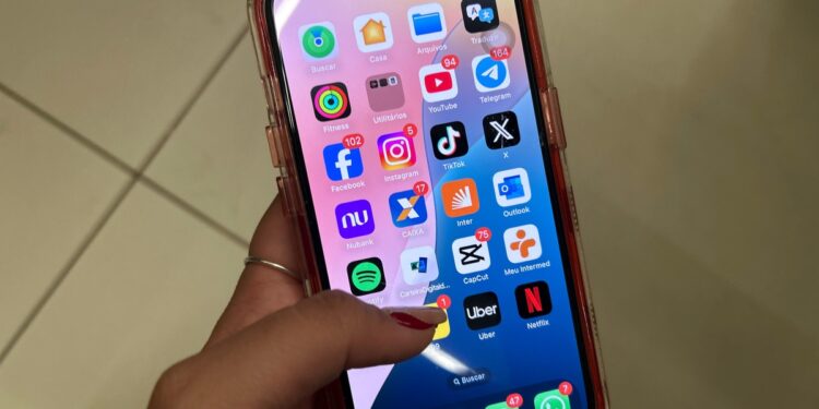 STJ proíbe prefeitos de usar redes sociais pessoais para divulgar ações públicas