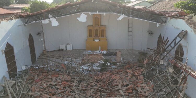 Teto da igreja de São Francisco desaba horas antes de missa dos festejos em Porto no Piauí