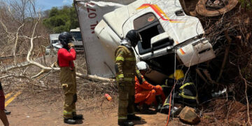 Menina de três anos fica presa às ferragens após caminhão tombar em Oeiras