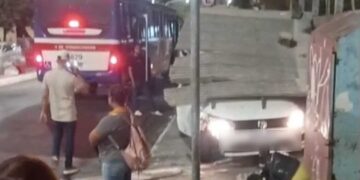 Carro desgovernado invade parada usada por freitenses em Teresina e quase provoca tragédia