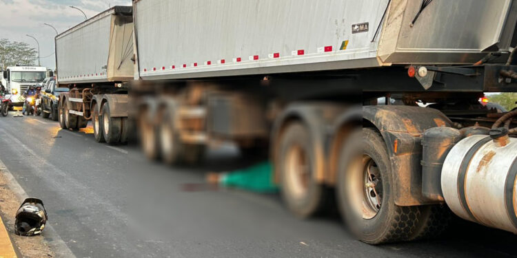 Acidente entre moto e carreta na ponte do Tancredo Neves deixa um morto