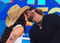 Ana Castela e Zé Felipe trocam primeiro beijo em público
