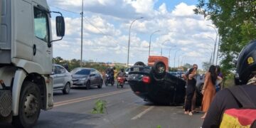 Jovem fica ferida após capotar carro na ponte Tancredo Neves, em Teresina