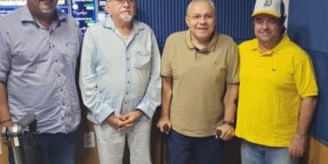 Toni Rodrigues e Tiago Junqueira participam de entrevista na Rádio Vale do Canindé ao lado de B. Sá