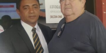 Vereador Abraão Araújo e João Araújo homenageiam o saudoso Dr. Robert Freitas no dia em que completaria aniversário