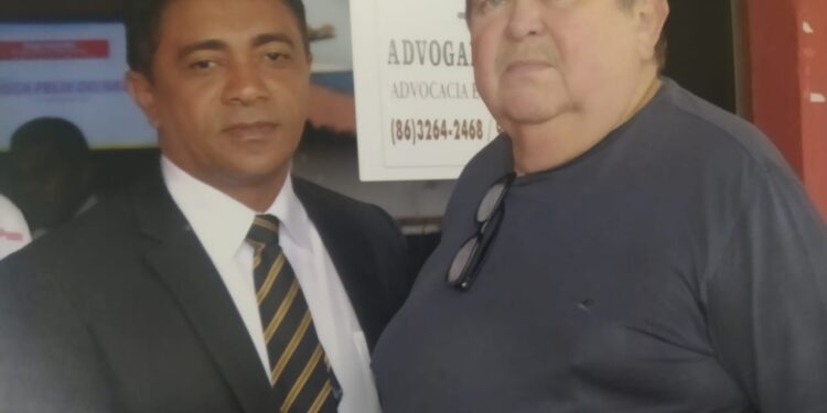 Vereador Abraão Araújo e João Araújo homenageiam o saudoso Dr. Robert Freitas no dia em que completaria aniversário