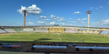 Albertão poderá ter gramado sintético após reforma; material gera debate no Brasil