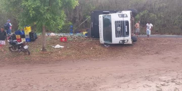 Caminhão carregado com cervejas tomba e interdita trecho da PI-112, em União