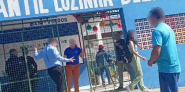 Homem invade escola com facão e causa pânico entre crianças e professores no litoral do Piauí