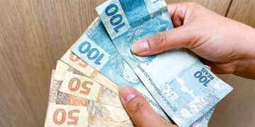 Primeira parcela do 13º salário deve ser paga nesta sexta-feira (28)