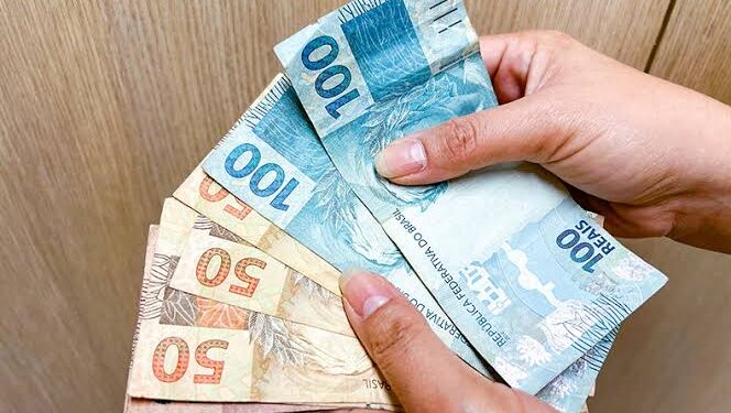 Primeira parcela do 13º salário deve ser paga nesta sexta-feira (28)