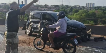 Mulher fica ferida em colisão entre carro e carreta na zona Sul de Teresina