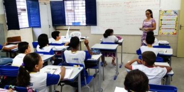 Professores que atendem alunos com deficiência no Piauí podem ganhar adicional salarial