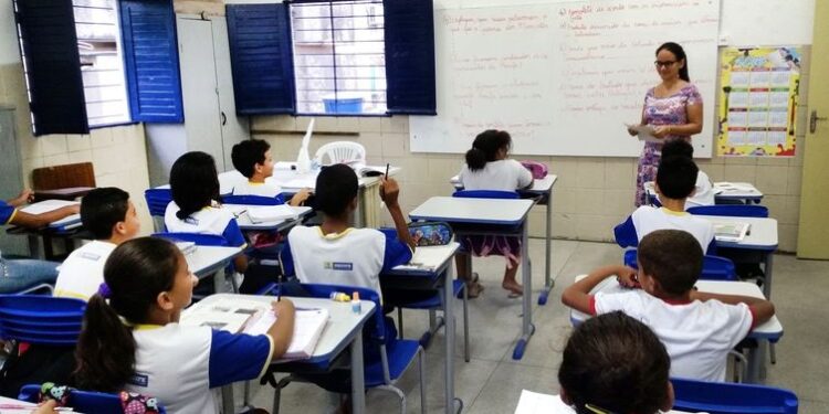 Professores que atendem alunos com deficiência no Piauí podem ganhar adicional salarial