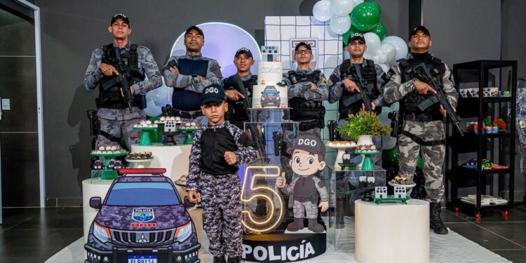 Criança fã da PM recebe visita surpresa da guarnição em festa temática de aniversário em Teresina