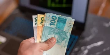 Governo federal reduz previsão do salário mínimo para 2026 e projeta valor de R$ 1.627