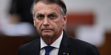 Câmara aprova projeto de redução de penas que beneficia o ex-presidente Bolsonaro