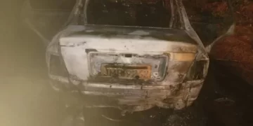 Carro é destruído por incêndio após pane em equipamento de som em Oeiras