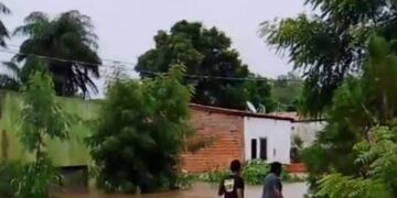 Enchente deixa ruas alagadas e famílias desabrigadas em Uruçuí, no Sul do Piauí