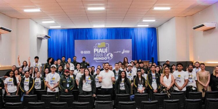 Estudantes da rede estadual retornam ao Brasil após intercâmbio de 30 dias na China e nos Estados Unidos