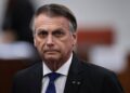 Bolsonaro sofre traumatismo craniano leve após queda em cela da PF, em Brasília