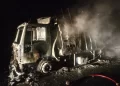 Caminhão baú é completamente destruído após incêndio na BR-343, em Floriano