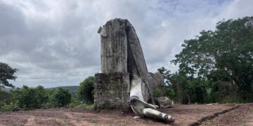 Chuva forte com ventos de 80 km/h derruba estátua do Cristo Redentor em Miguel Alves, no Piauí