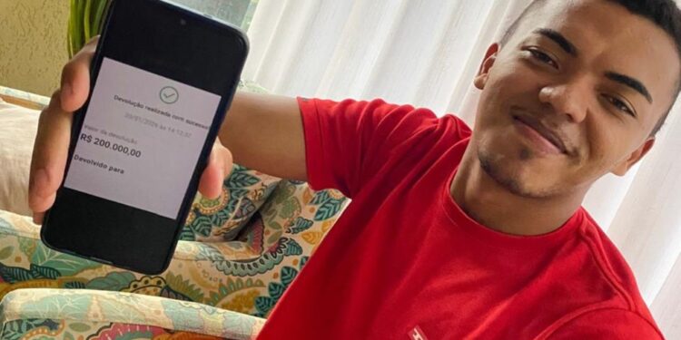 Estudante devolve R$ 200 mil após receber Pix por engano