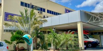 Duas crianças ficam com queimaduras ao levar choque após tocar em fio energizado caído em Teresina